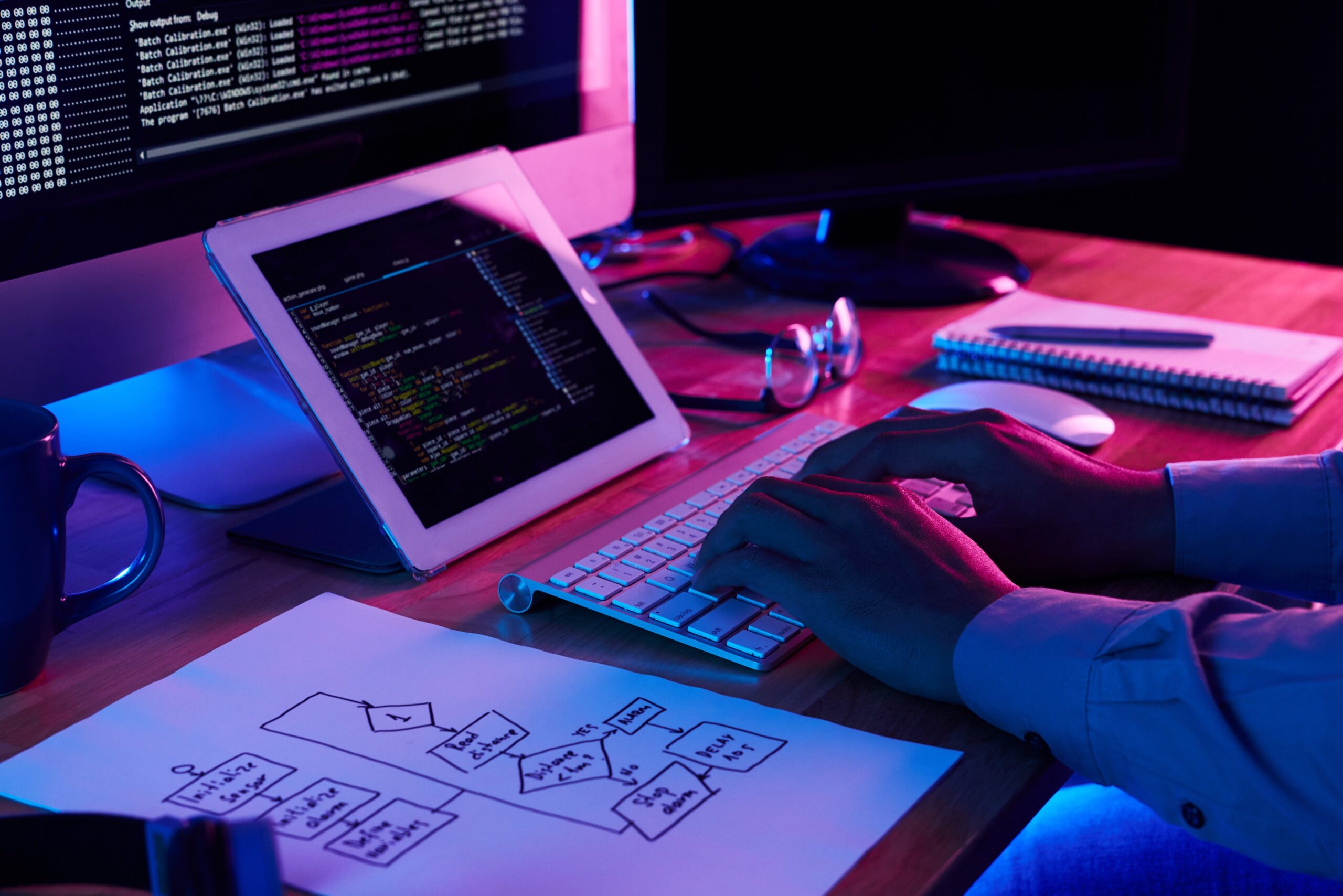 close-up-image-programer-working-his-desk-office (2)